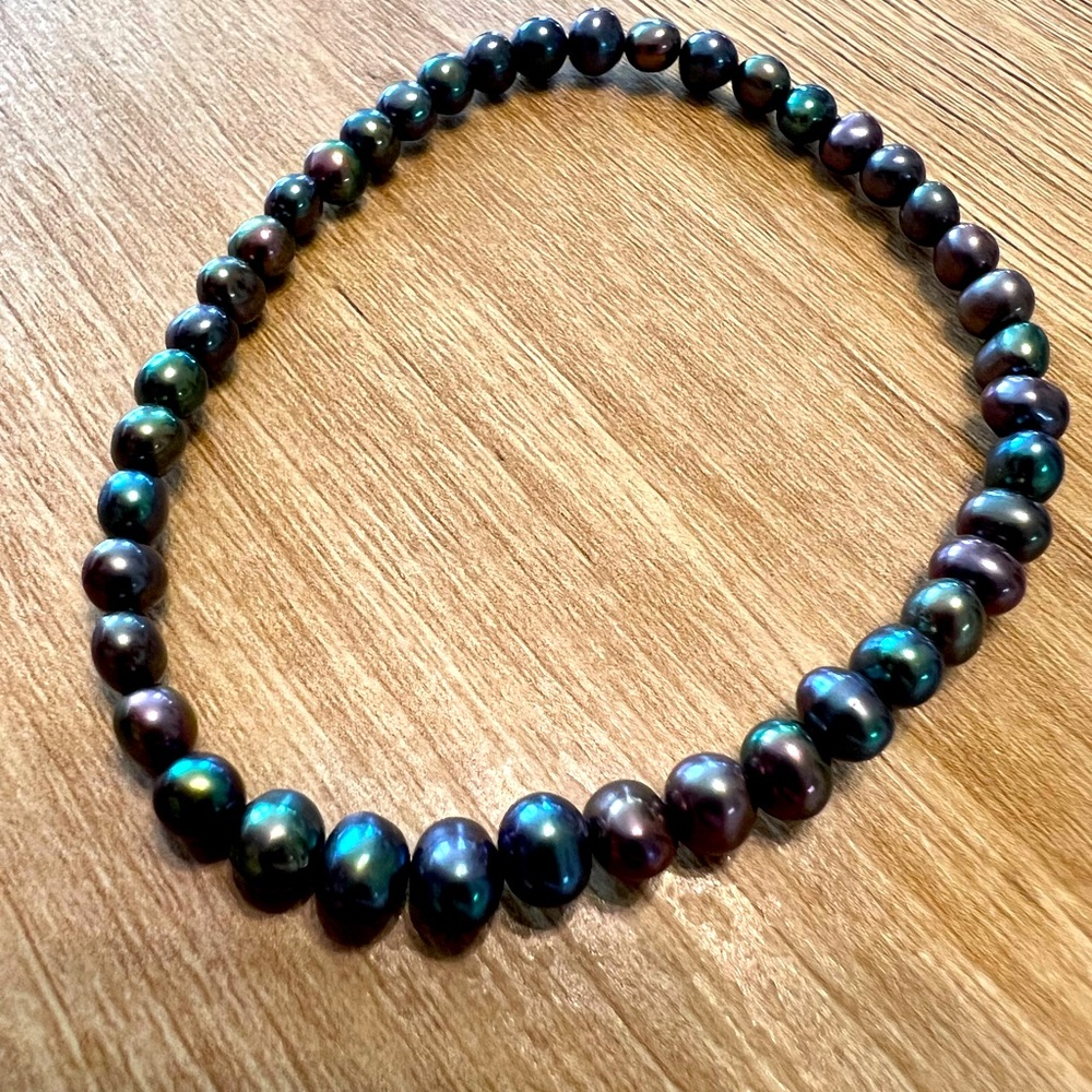 Dainty black Pearl bracelet.